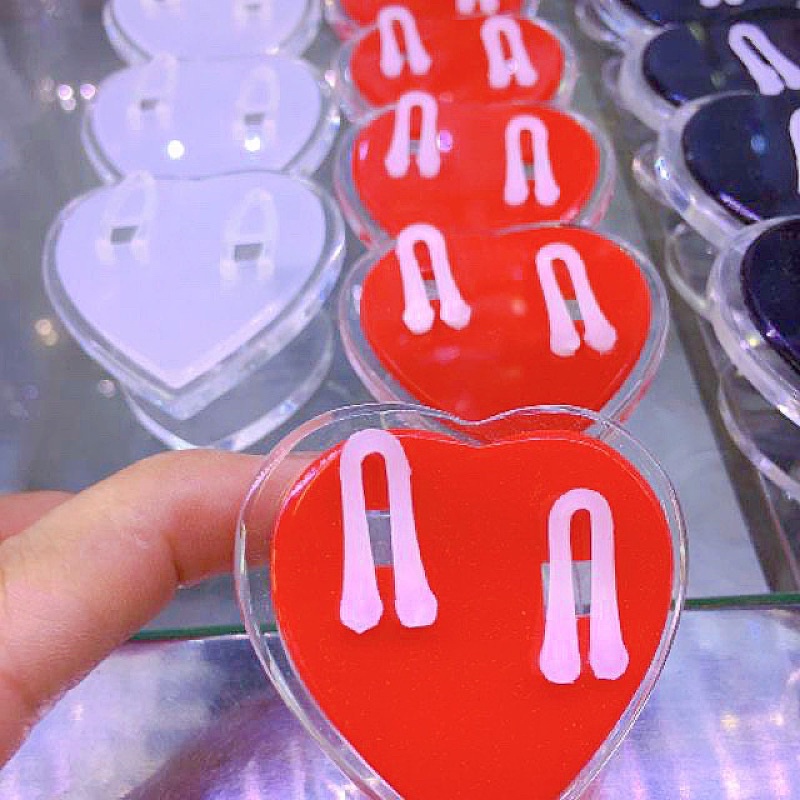 Đế mica hình tim trưng nhẫn cặp, nhẫn đôi
