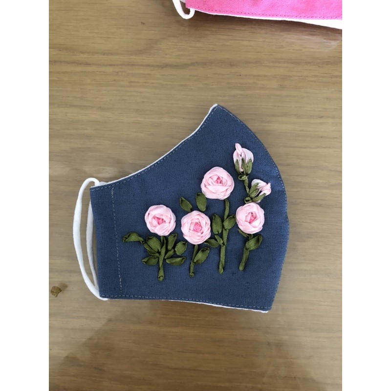 Khẩu trang thêu tay handmade(Nhắn tin chọn mẫu ạ) | BigBuy360 - bigbuy360.vn