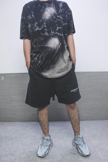 Quần short ngắn đầy đù tem mạc và túi zip