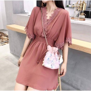 Đầm viền ren cổ