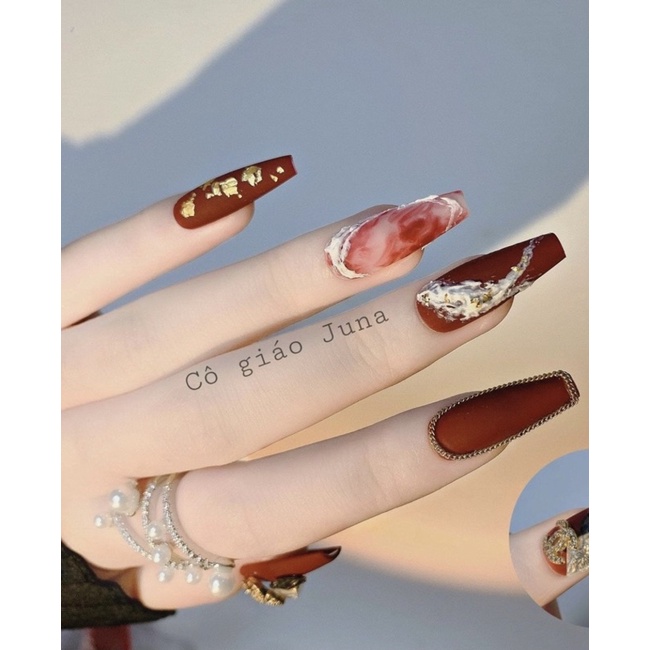 Nailbox đỏ lì dát vàng hoạ tiết sang chảnh