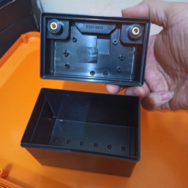 Vỏ bình ắc quy xe máy