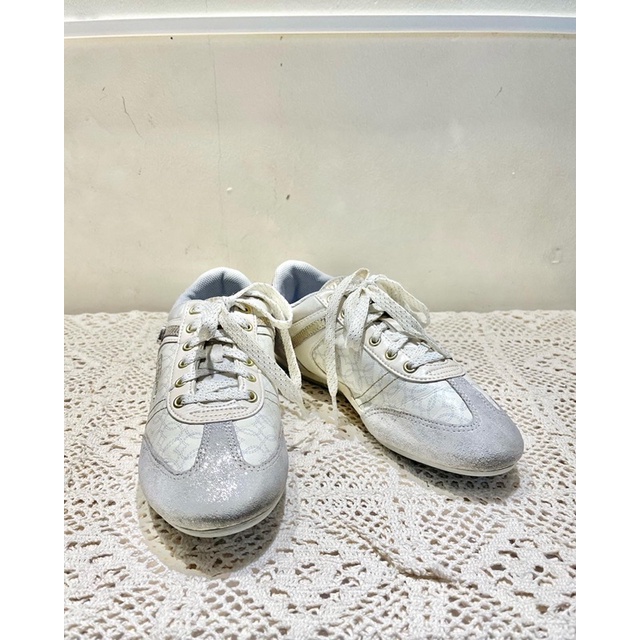 Sneaker kiểu dáng nữ tính