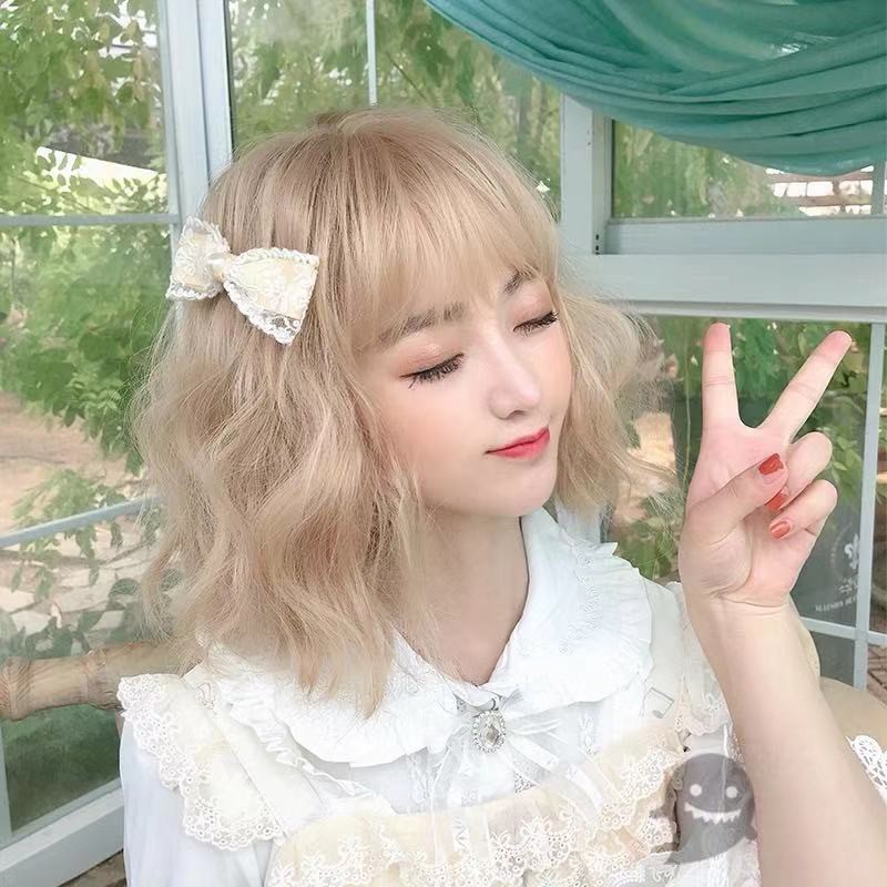 Tóc Giả Ngắn Uốn Xoăn Nhẹ Màu Vàng