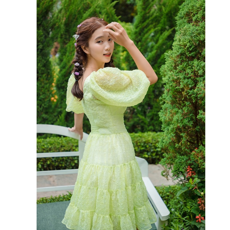 Iris dress- váy tay bồng cùng với độ xòe rộng, chất vải đặc biệt không nhăn