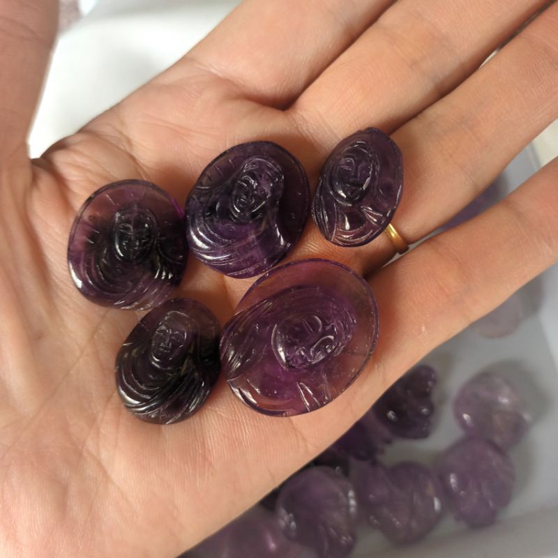 Mặt Đức Mẹ Maria màu tím