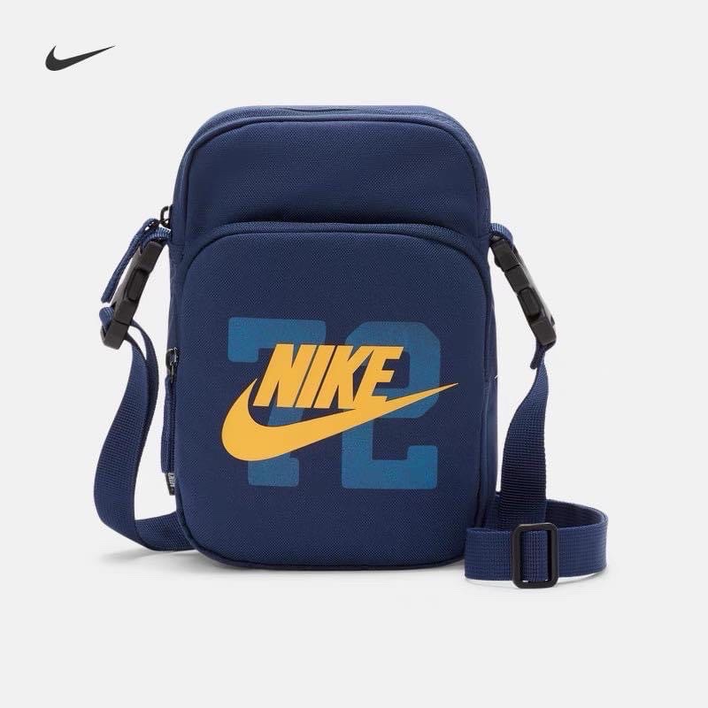 Túi đeo chéo nam nữ NIKE HERITAGE 72, thiết kế nổi bật với logo Nike sắc vàng in tràn , chất liệu polyester siêu bền