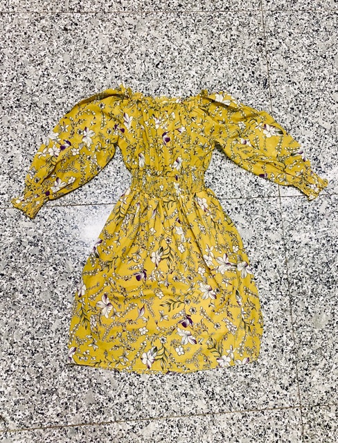 Đầm hoa nhí bẹt vai màu vàng tay lỡ bo chun