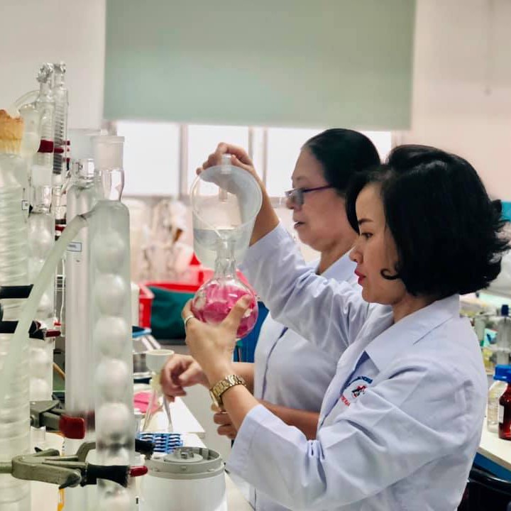 Nước hoa hồng cấp ẩm, se khít lỗ chân lông và giảm thâm mụn VArose | BigBuy360 - bigbuy360.vn