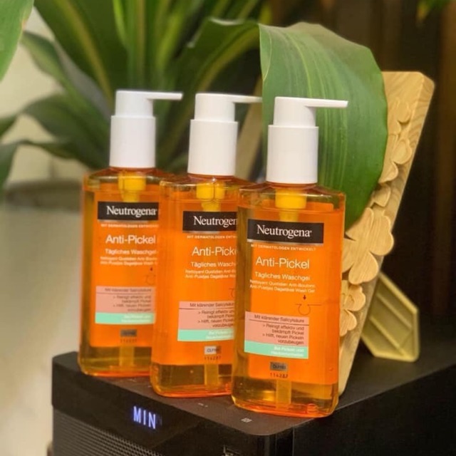 Sữa rửa mặt Neutrogena