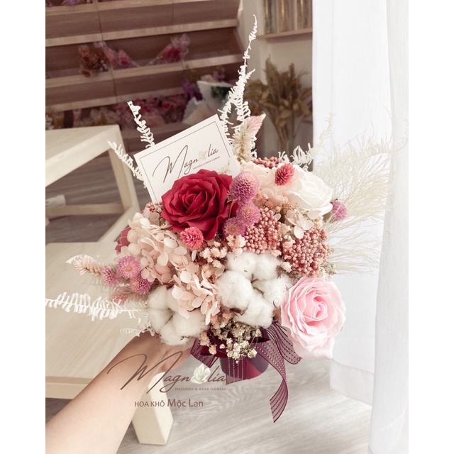 Bó cưới hoa cầm tay cô dâu làm từ khô và hoa sáp cao cấp tông đỏ đô pha hồng trắng