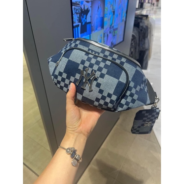 Túi đeo chéo caro MLB