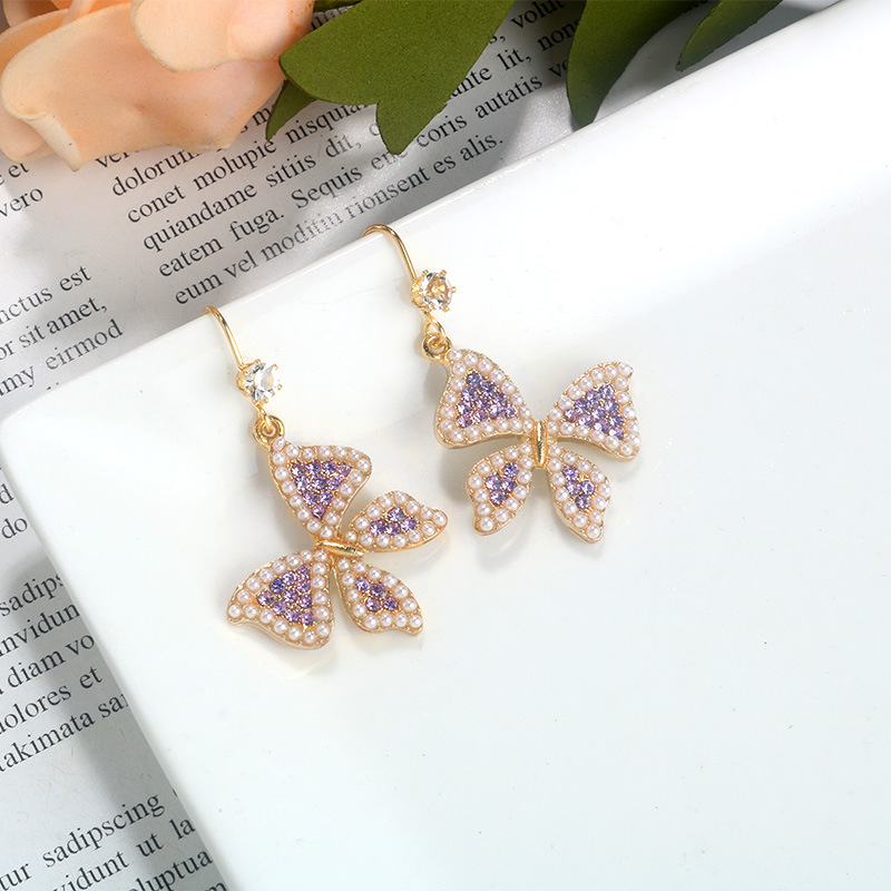 Khuyên tai hình bướm có ngọc trai tím nhân tạo