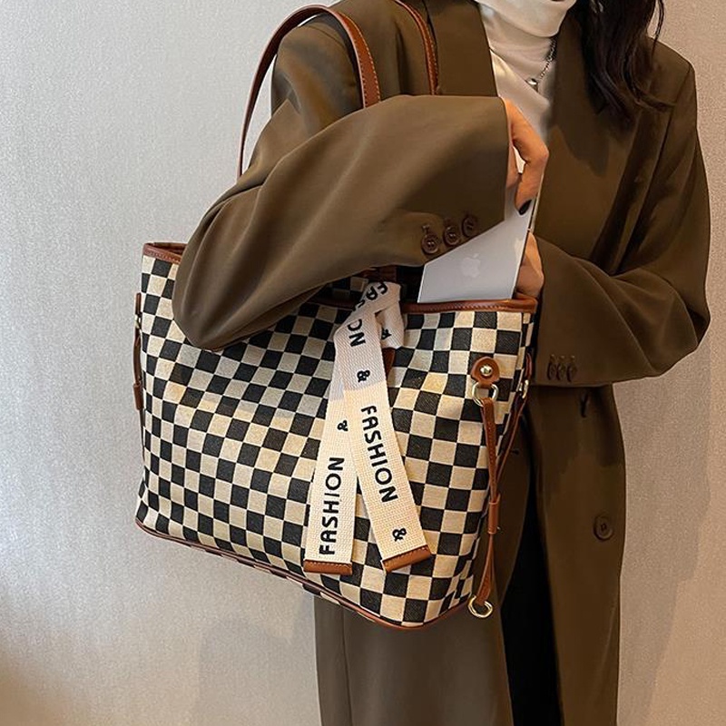 Túi tote IELGY đeo vai phong cách học sinh phổ biến dễ phối đồ cho nữ