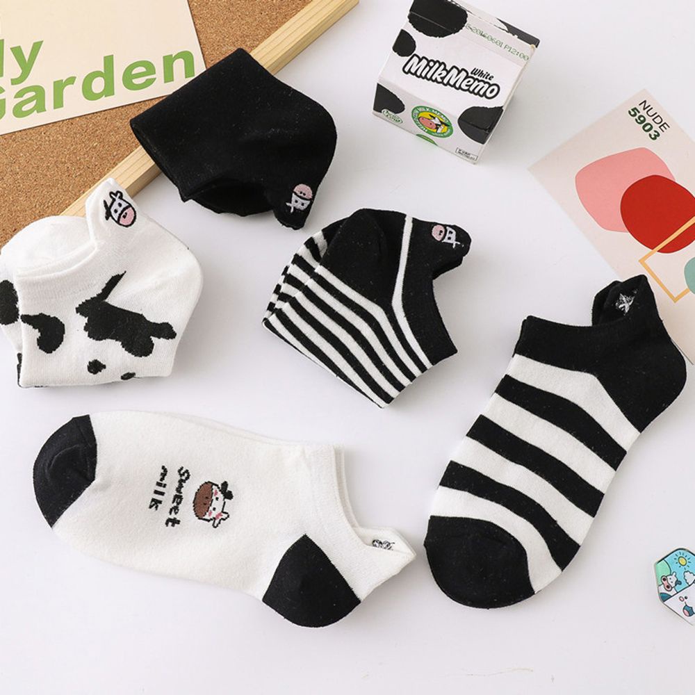 Đôi vớ thuyền giữ ấm thêu hình bò sữa hoạt hình màu trắng đen dễ thương dành cho bạn nữ