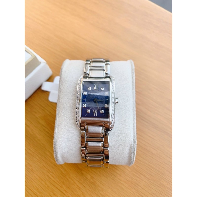 Đồng hồ nữ Bulova mặt vuông .