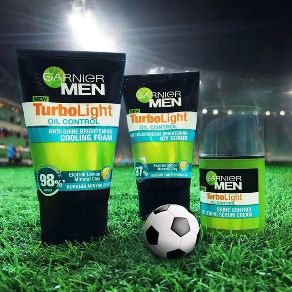 Sữa rửa mặt kiềm dầu sáng da dành cho nam Garnier Men Turbolight Oil nhiều loại