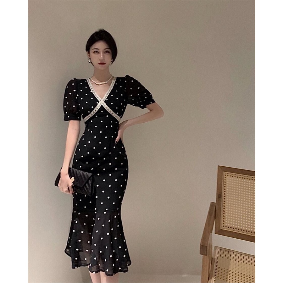 French V-neck dress A woman's summer temperament, a medium-length fishtail dress shows a thin, retro socialite black dress.