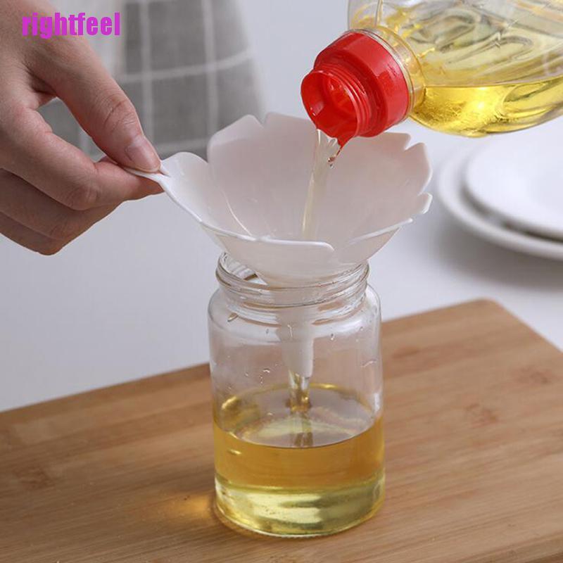 Phễu Rót Chất Lỏng Với Hoa Sen