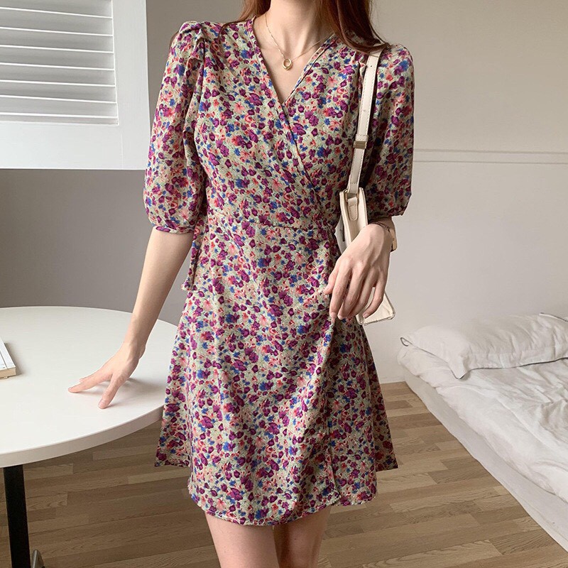 Váy ngắn hoạ tiết hoa nhí cổ V 2021