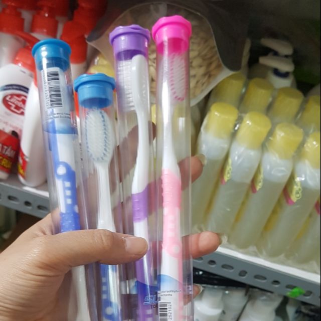 1cây bàn chải đánh răng