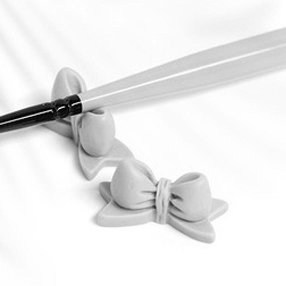 Giá Đỡ Cọ Trang Điểm Hình Nơ Dễ Thương