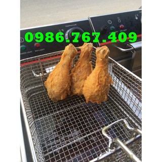 Bếp chiên nhúng đồ ăn vặt như phô mai que, khoai tây lốc xoáy, khoai lang lắc, cá viên chiên…