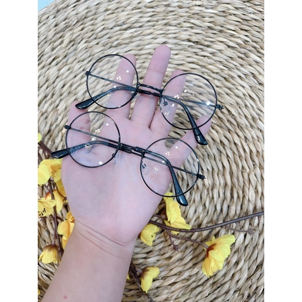 Kính gọng kim loại cho bé chụp hình