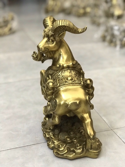 Dê hũ vàng ngậm gậy như ý vật phẩm phong thuỷ bằng đồng