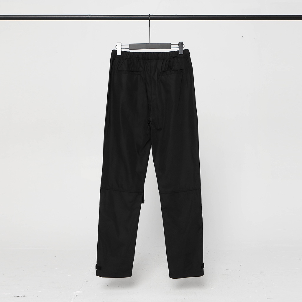 Quần dài Essentials FOG Nilon SS22, Fear Of God Essentials Pant, dạng vải gió, màu đen BapeVN