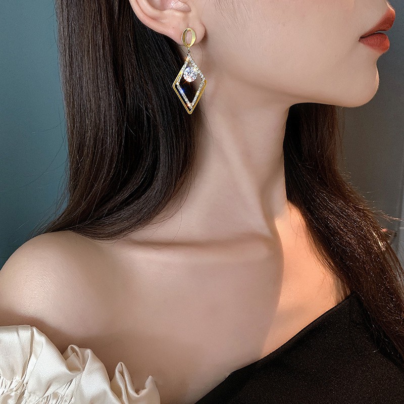 Bông tai nữ Hàn Quốc thời trang khuyên tai nữ dáng dài cá tính chất liệu hợp kim giá rẻ hoa tai xu hướng 2021