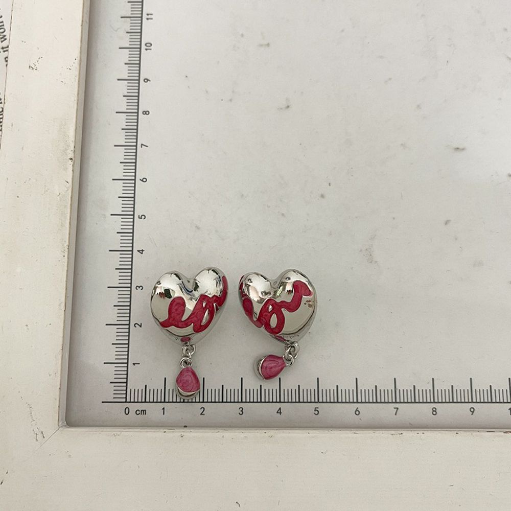 Khuyên tai hình trái tim phối tua rua cá tính cho nữ