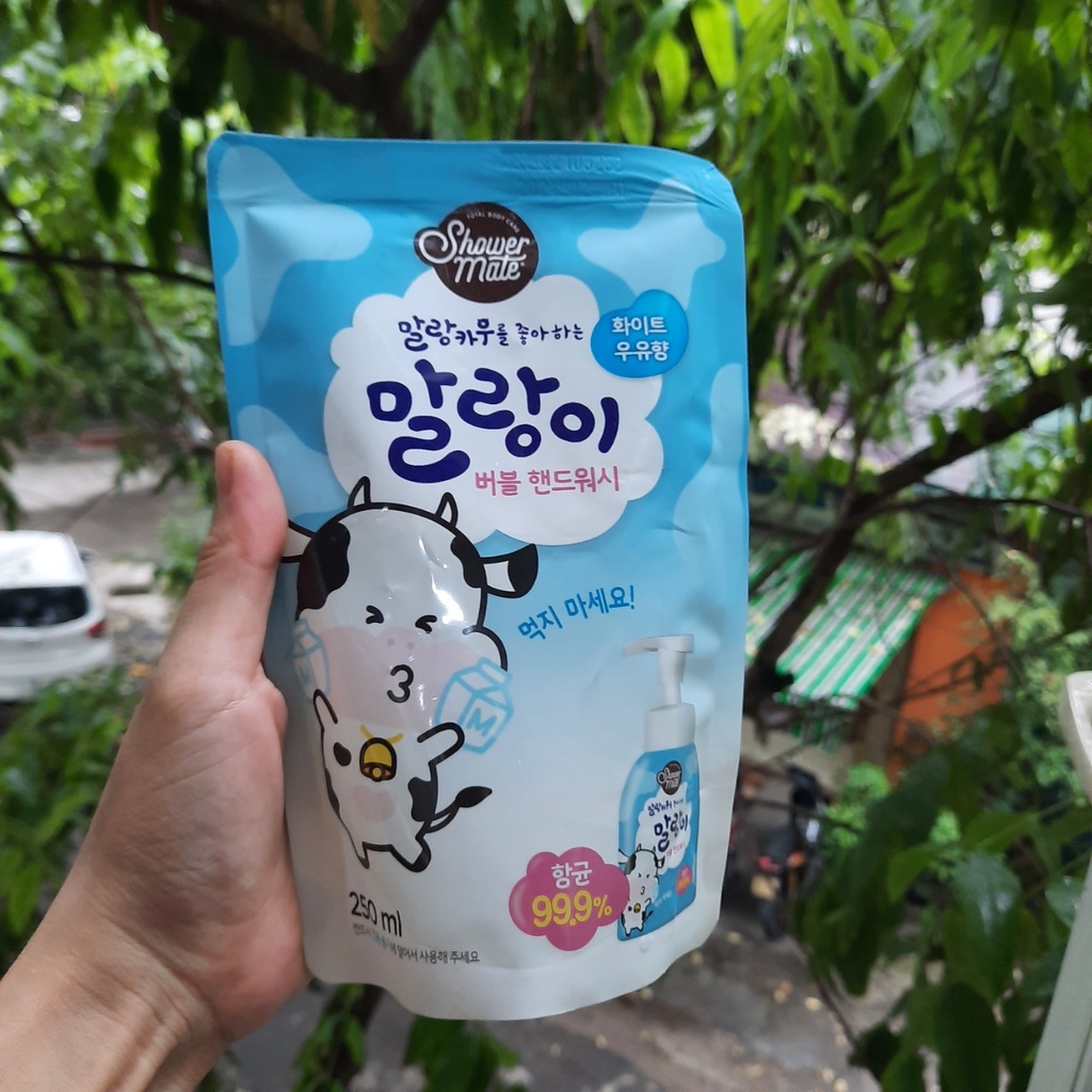 Bọt rửa tay diệt khuẩn Showermate hương dâu và sữa tươi Hàn Quốc 250ml