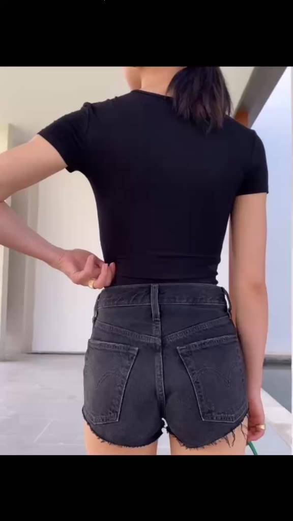 Bodysuit cổ tròn kín tay ngắn by whattowear | BigBuy360 - bigbuy360.vn