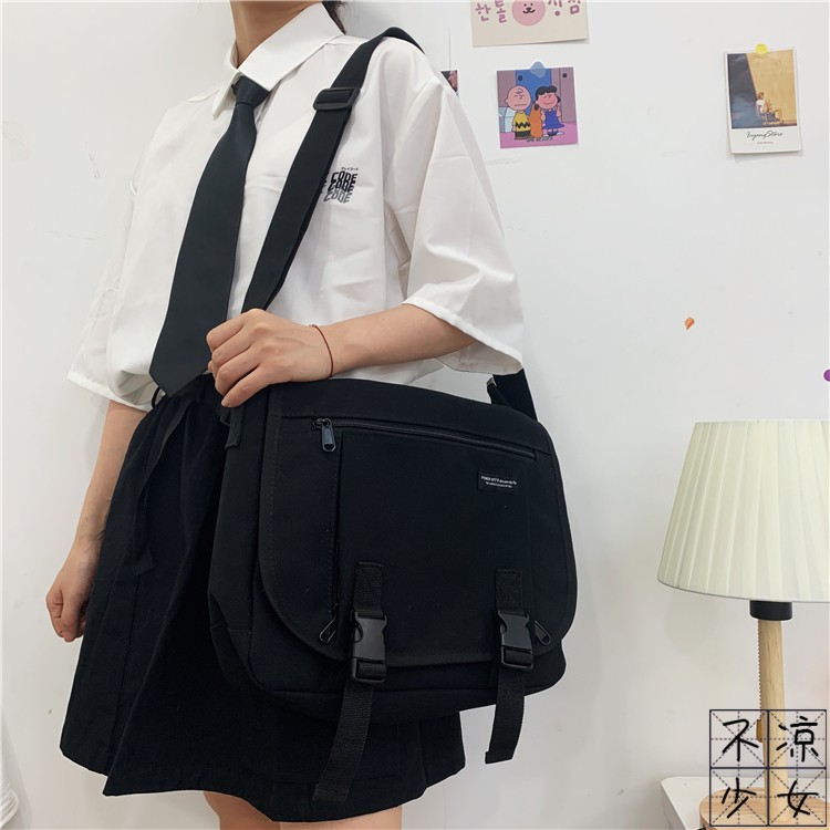 Túi đeo chéo hộp đen - trắng kiểu dáng classic