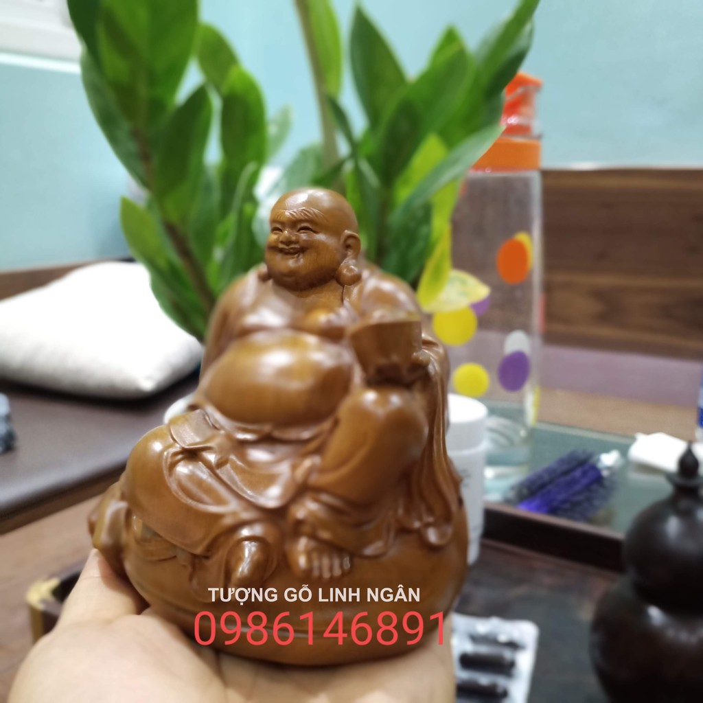 Tượng di lặc để xe ô tô bằng gỗ thơm cao 10 cm