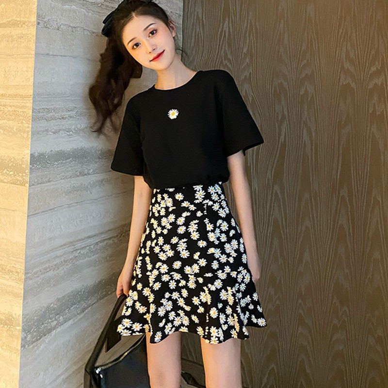 Set Áo Thun Tay Ngắn Hoạ Tiết Hoa Cúc + Chân Váy Ngắn Nữ Tính