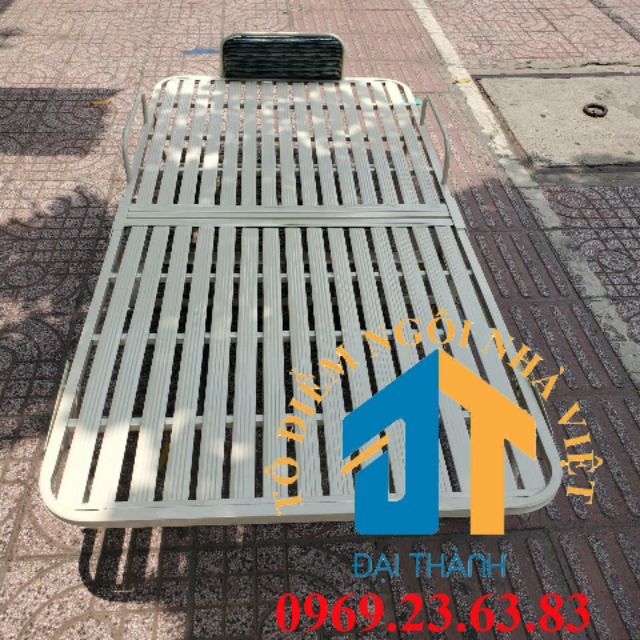 Giường sắt xếp di dộng 1m x 2m màu kem.