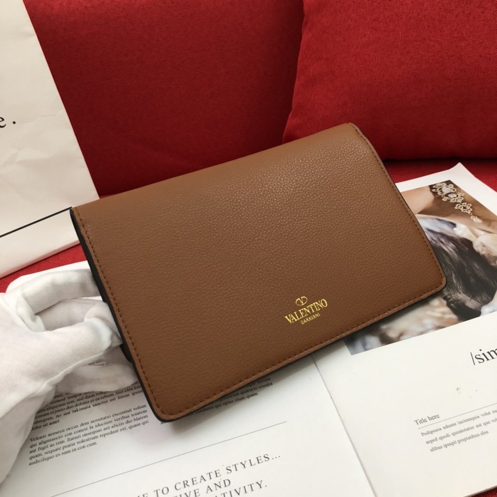bóp, ví cầm tay Valentino thiết kế mới năm 2020 với chất liệu da thật cao cấp