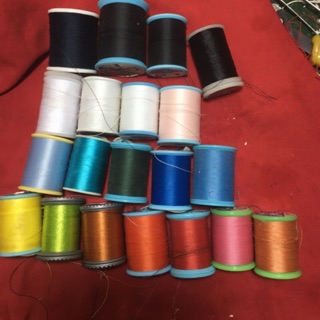 Combo cuộn chỉ may nhật bãi, (loại to hơn chỉ thông thường) sợi chỉ nhỏ hơn nên mịn hơn các loại chỉ tại Việt Nam.