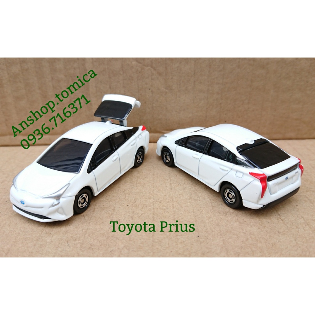 Mô hình siêu xe Toyota Prius đèn đỏ mở được cốp sau tomica Nhật Bản