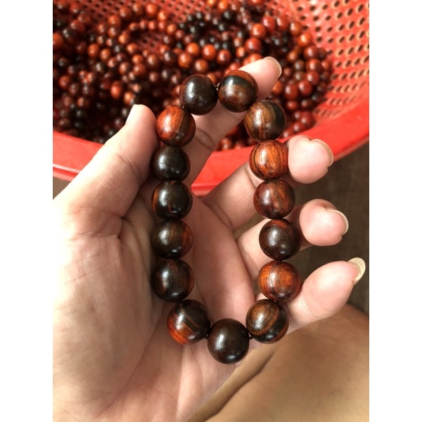 vòng gỗ trắc đỏ đen loại đẹp size từ 10 đến 16 li
