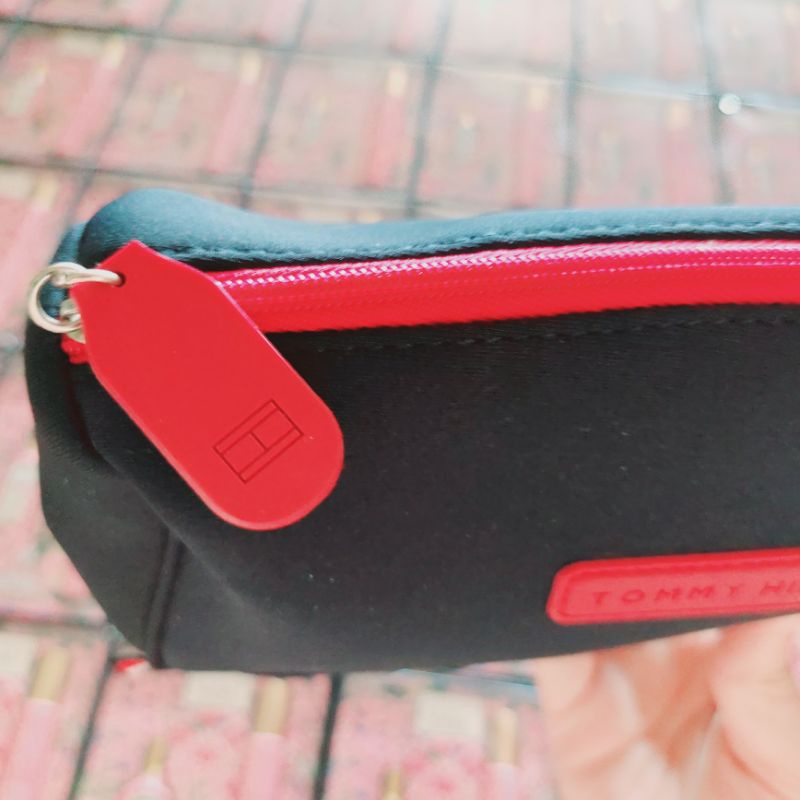 Túi Mỹ Phẩm T0MM¥ HILFIFER Khóa Đỏ