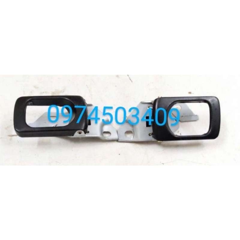 Tay mở cửa trong Huyndai 1 tấn