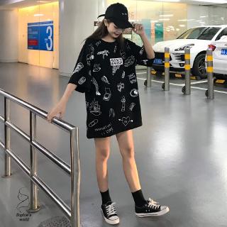 Áo thun đen tay ngắn dáng rộng in họa tiết trắng cổ điển cho nữ