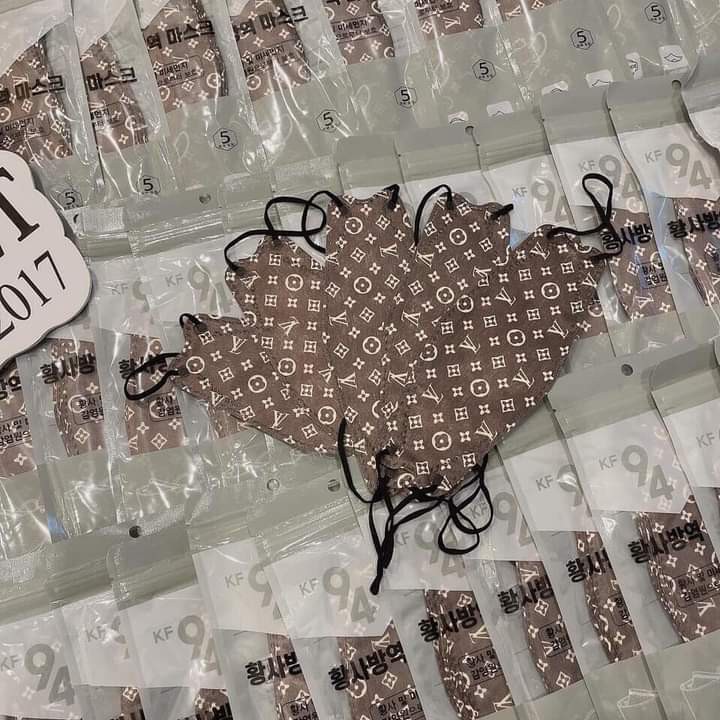 Combo 50 chiếc khẩu trang KF94 họa tiết LV nhập khẩu Hàn Quốc ( Chống bụi mịn, kháng khuẩn cao, đi mưa không ướt )