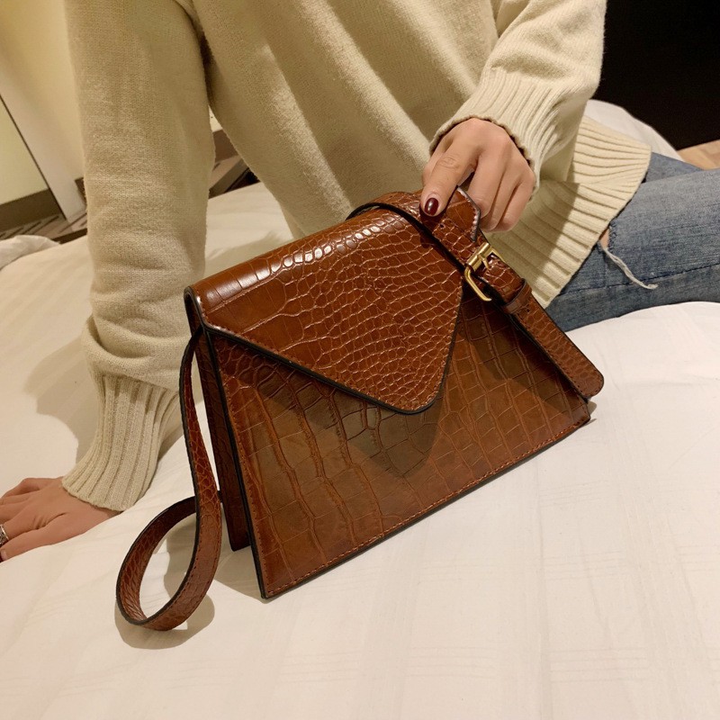 Túi đeo chéo vân da cát xấu nắm cắt V cá tính H022