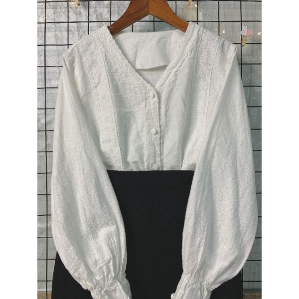 Áo sơ mi trắng hoạ tiết hoa văn phong cách vintage Hàn Quốc tay bo xinh xắn - hàng 2hand cao cấp