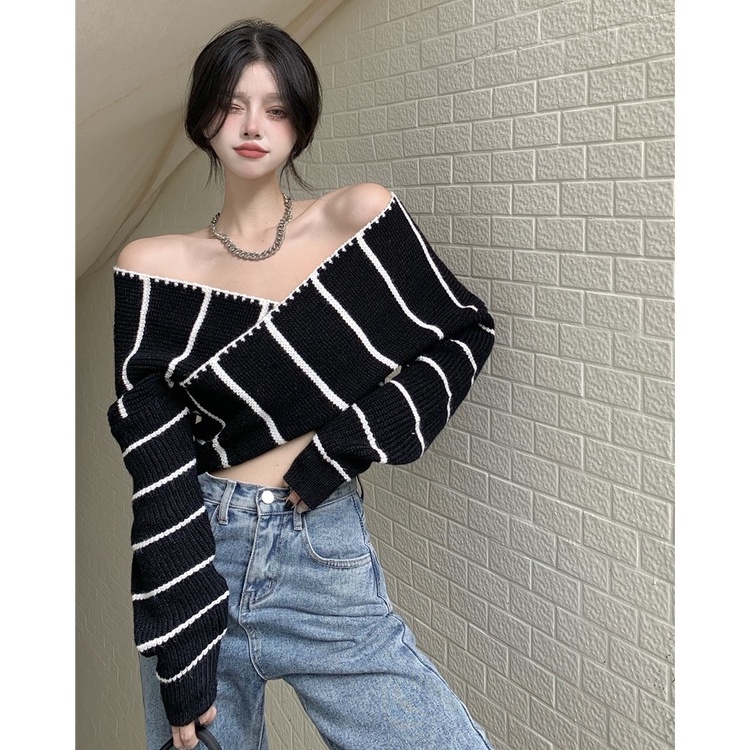 QKOOLE  Áo Croptop Dệt Kim Tay Dài Trễ Vai Cổ Chữ V Hoạ Tiết Kẻ Sọc Phong Cách Hàn Quốc Cho Nữ