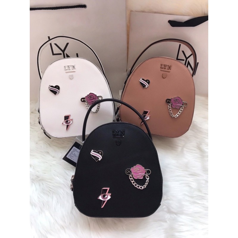 Balo L.y.n kèm charm